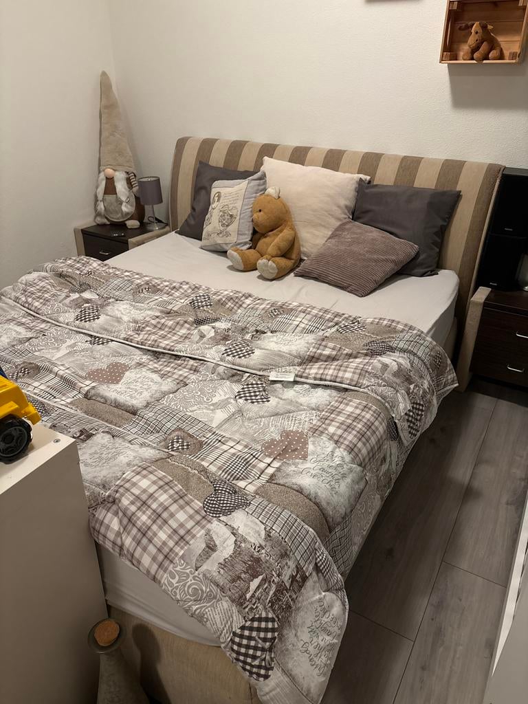 Comfortabel tweepersoonsbed met gestreept hoofdbord, Huis en Inrichting, Slaapkamer | Complete slaapkamers, Ophalen of Verzenden