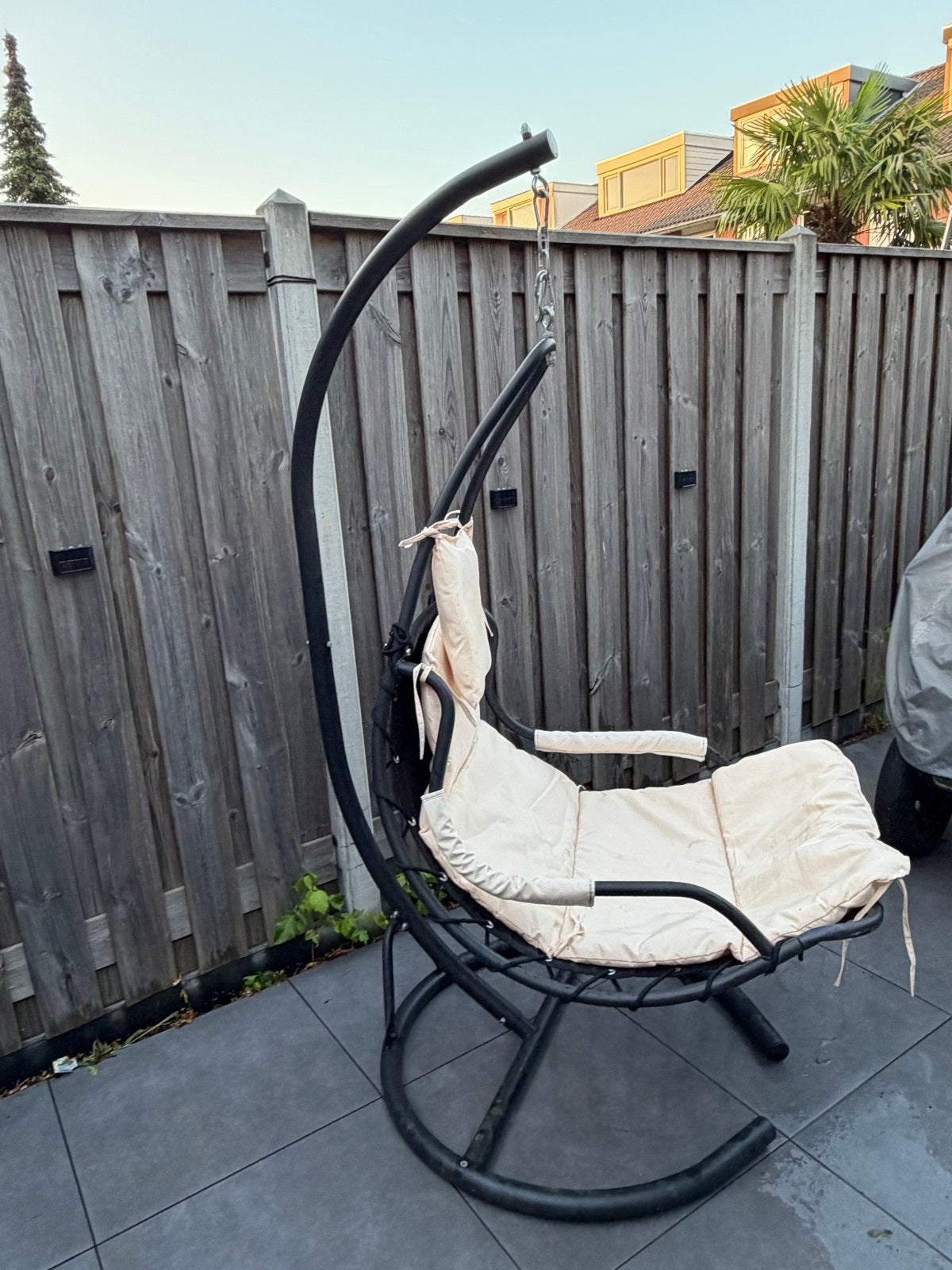 Comfortabele hangstoel met standaard en kussens, Ophalen, Gebruikt, Metaal