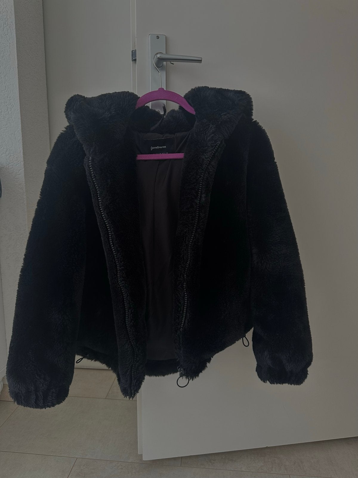 Zwart pluizig jasje met capuchon van Stradivarius, Ophalen, Zo goed als nieuw, Maat 34 (XS) of kleiner, Zwart