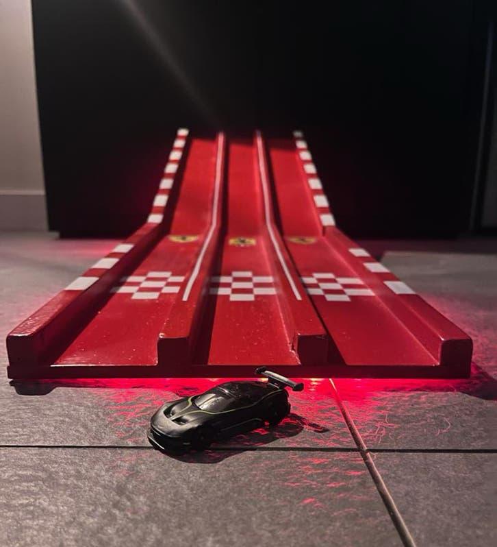 Custom Ferrari Hot Wheels Racebaan met LED verlichting, Overige merken, Racebaan, Zelf te bouwen, Nieuw