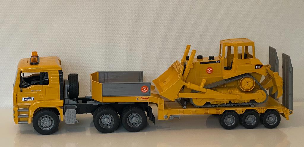 Bruder MAN truck met dieplader en CAT bulldozer izgst, Kinderen en Baby's, Speelgoed | Speelgoedvoertuigen, Ophalen of Verzenden