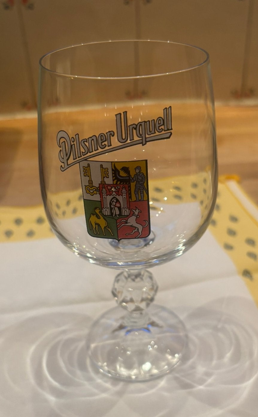 Pilsner Urquell bierglas met voet en wapenembleem, Verzamelen, Biermerken, Ophalen of Verzenden, Gebruikt, Glas of Glazen, Overige merken