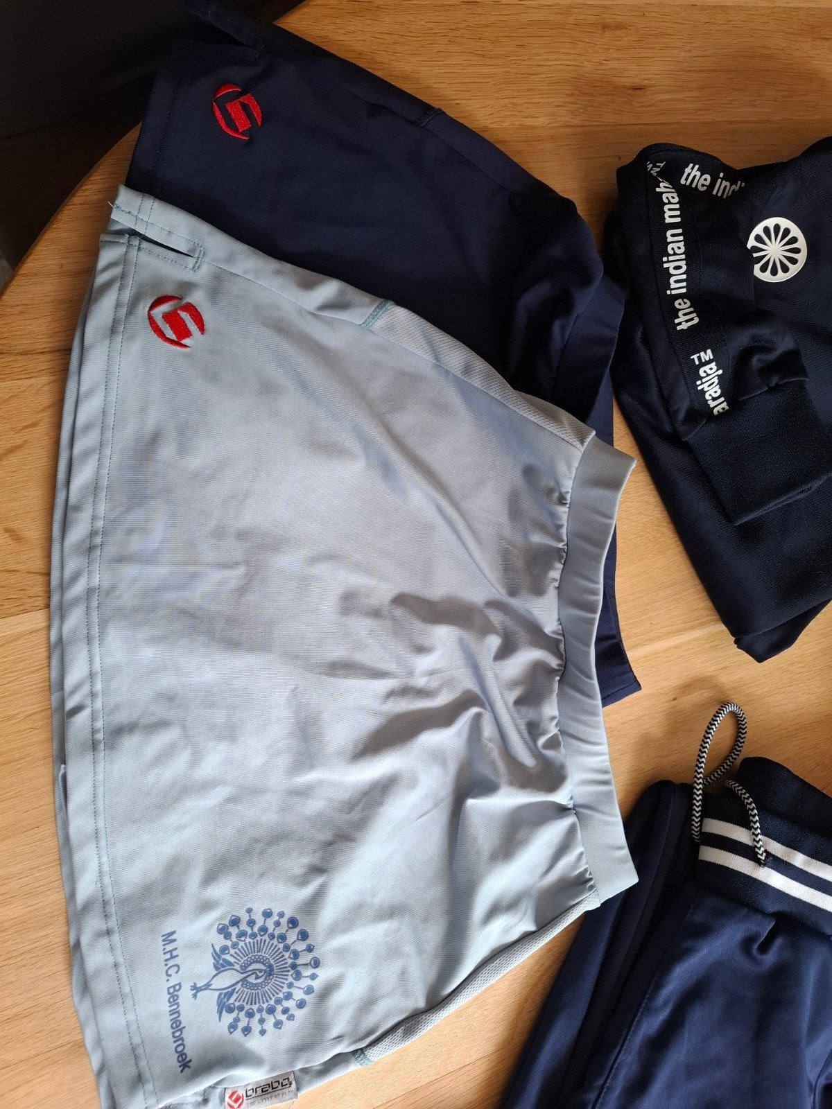 Hockeykleding set: 2 rokjes, sweater, trainingsbroek, Ophalen of Verzenden, Zo goed als nieuw, Kleding