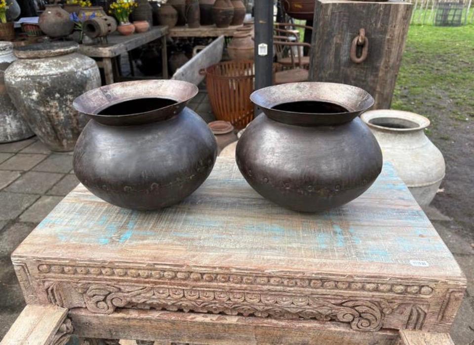 Oude ijzeren waterpot / waterkruik uit India, Huis en Inrichting, Woonaccessoires | Vazen, Overige materialen, Gebruikt, Overige kleuren