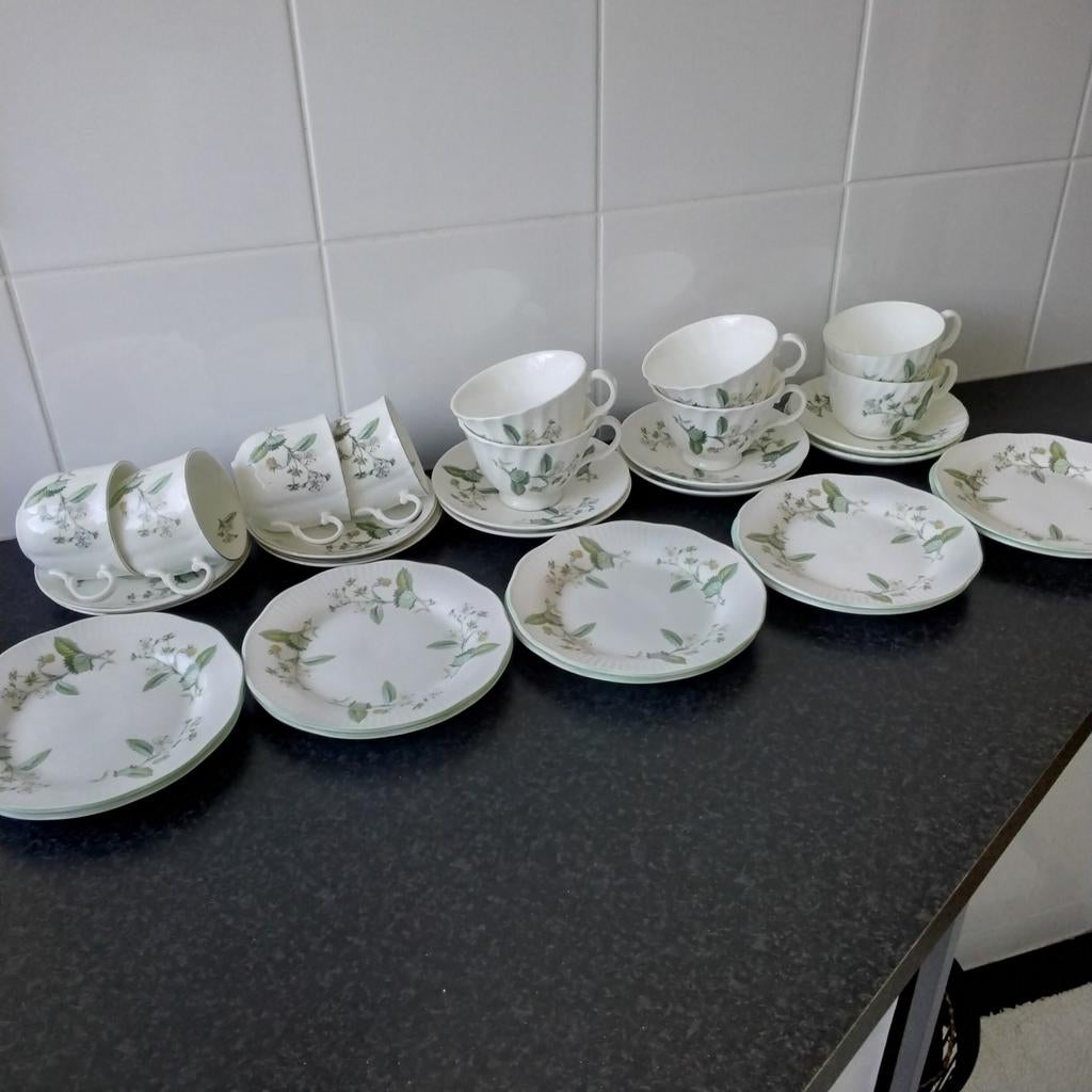 10 Engelse kop en schotels+ taartbordjes aardbeien, Ophalen of Verzenden, Porselein, Overige stijlen, Kop(pen) en/of Schotel(s)