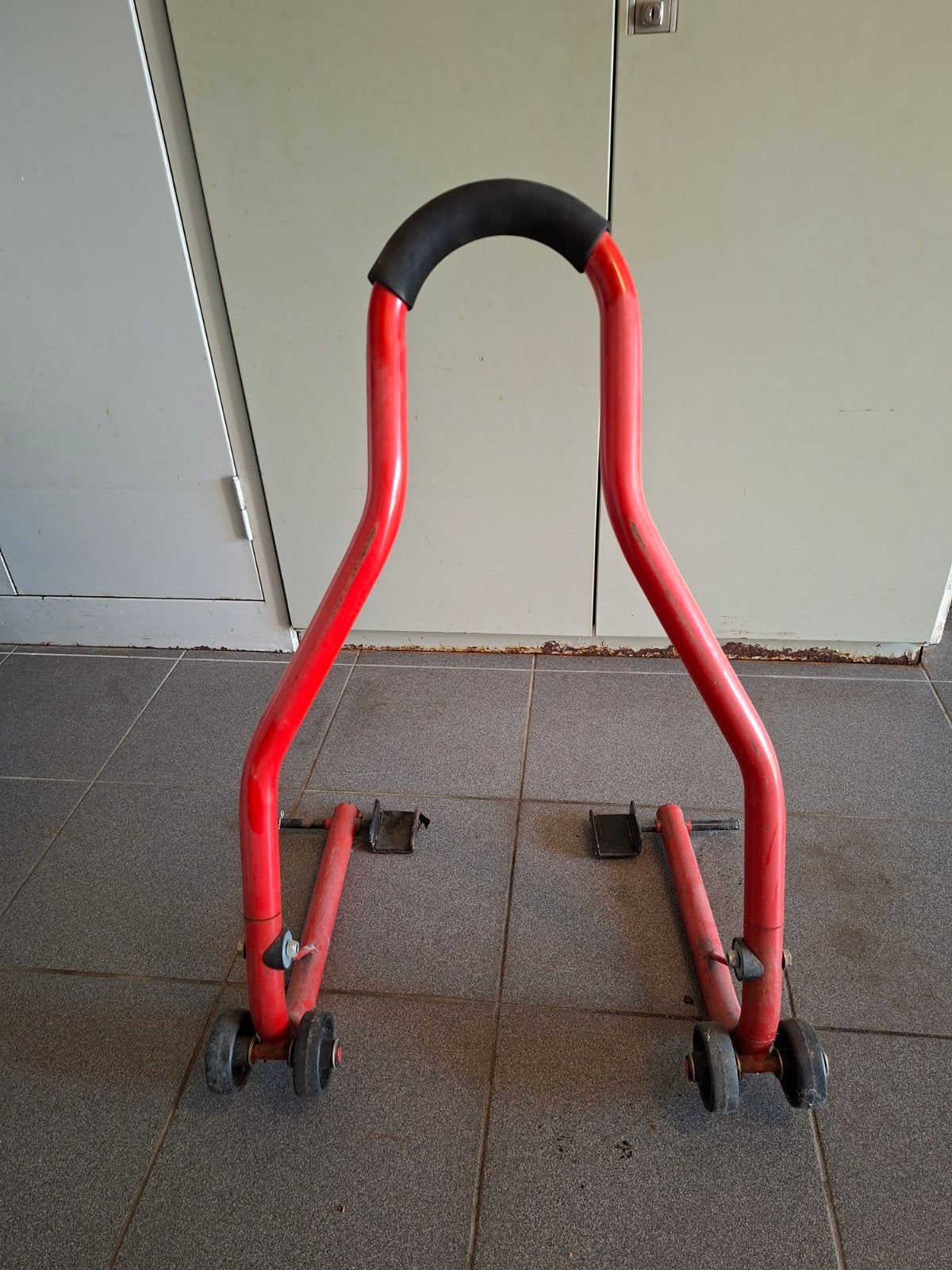 Rode motorfiets paddockstand, Ophalen, Gebruikt