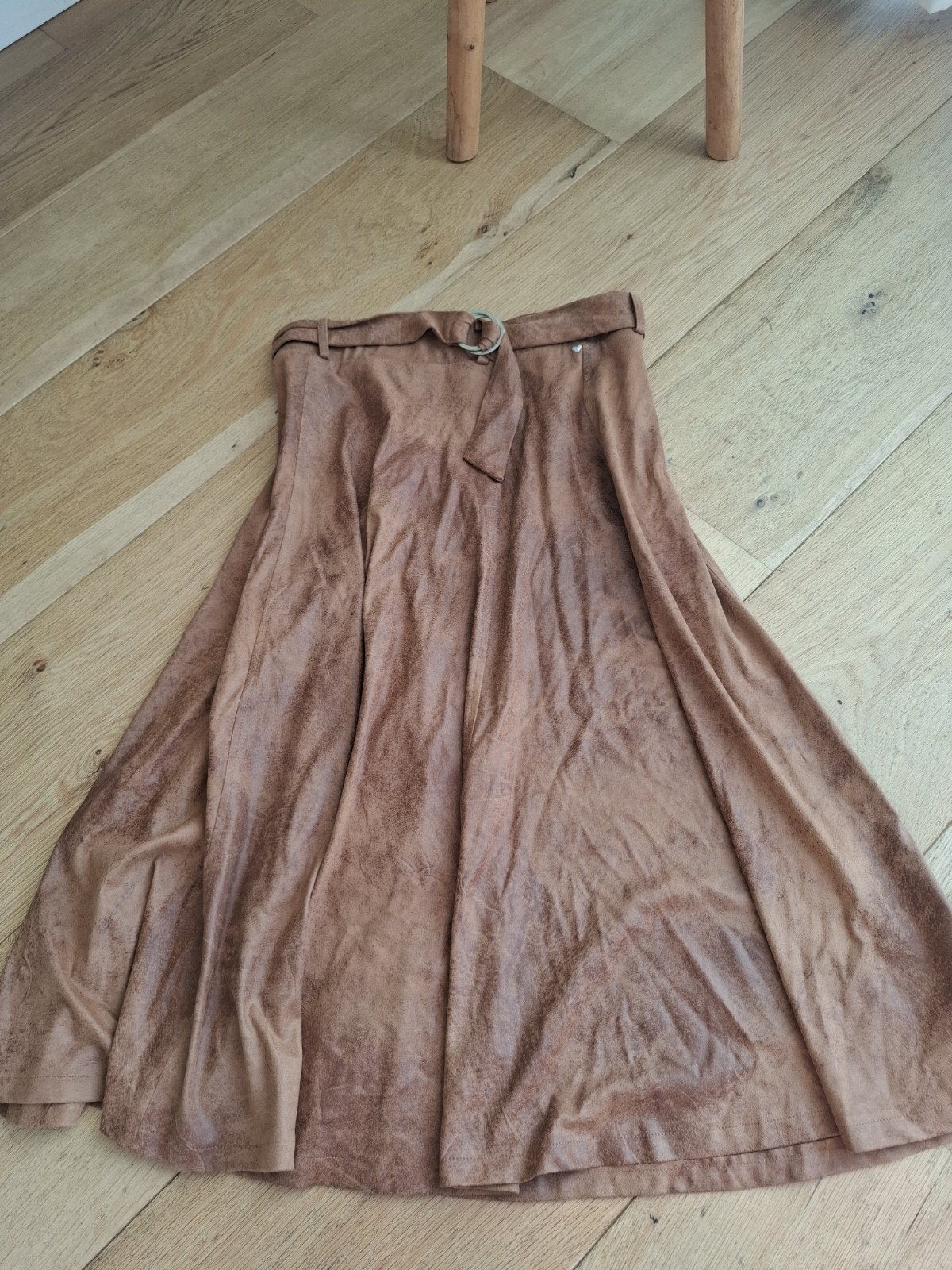 Helena hart bruine suède look rok met riem maat L, Bruin, Maat 42/44 (L), Zo goed als nieuw, Onder de knie