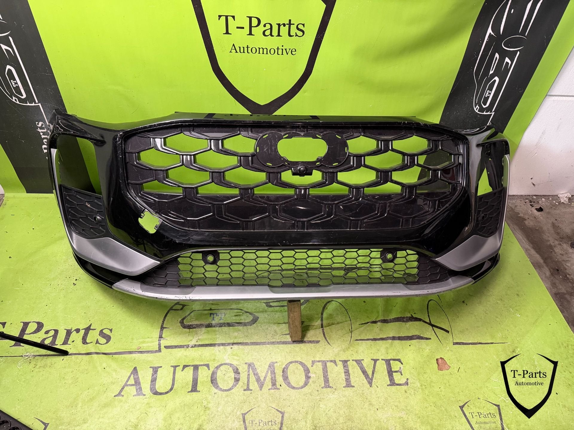 audi Q3 voorbumper 2025+ bumper, Auto-onderdelen, Gebruikt, AUDI AG, Auto-Union-Strasse 1
85045  Ingolstadt, DE, Kundenbetreuung@audi.de