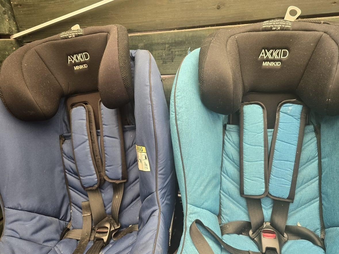 AKKID Minikid autostoel (2 stuks), Overige merken, 0 t/m 18 kg, Gebruikt, Autogordel