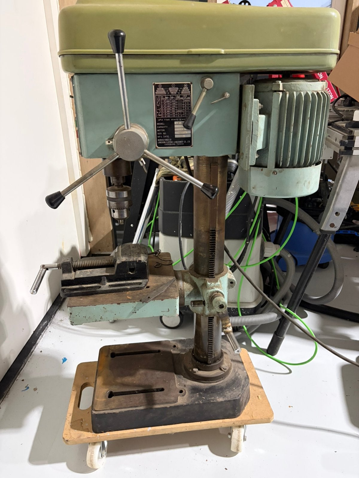 Industriele kolomboor 220V (1 meter hoog) 16mm kop, Doe-het-zelf en Verbouw, Gereedschap | Boormachines, Ophalen, Gebruikt, Kolomboormachine