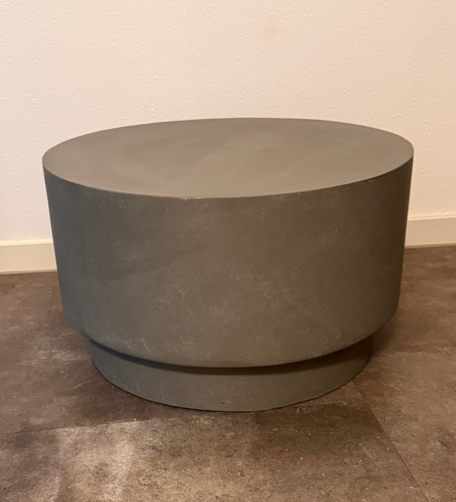 By boo mesita salontafel grijs, Huis en Inrichting, Tafels | Salontafels, Ophalen, Zo goed als nieuw, Rond, Minder dan 50 cm