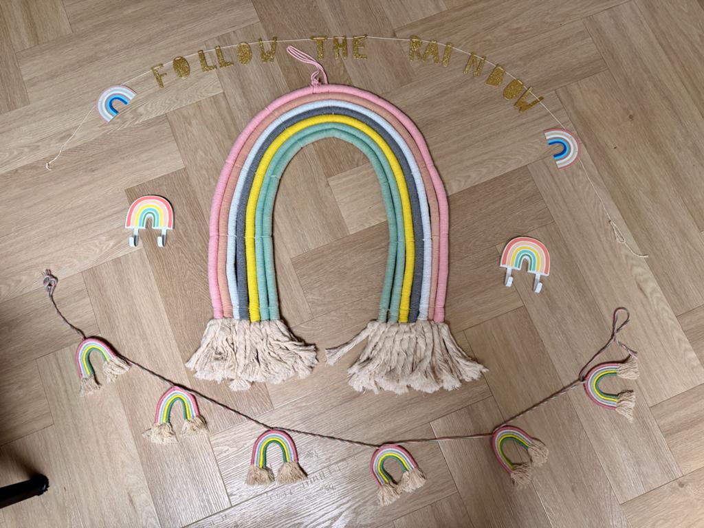 Regenboog wanddecoratie set: macramé, slinger, kapstokjes, Ophalen of Verzenden, Zo goed als nieuw, Wanddecoratie