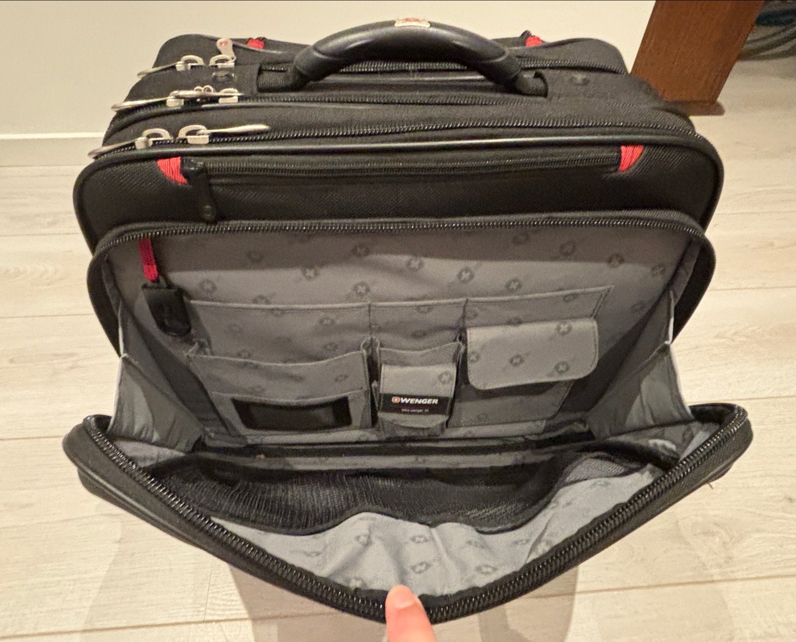 Wenger Zwarte Laptoptrolley met Wieltjes en Uitschuifbaar Ha, Ophalen, 40 tot 60 cm, 20 tot 30 cm, Zwart