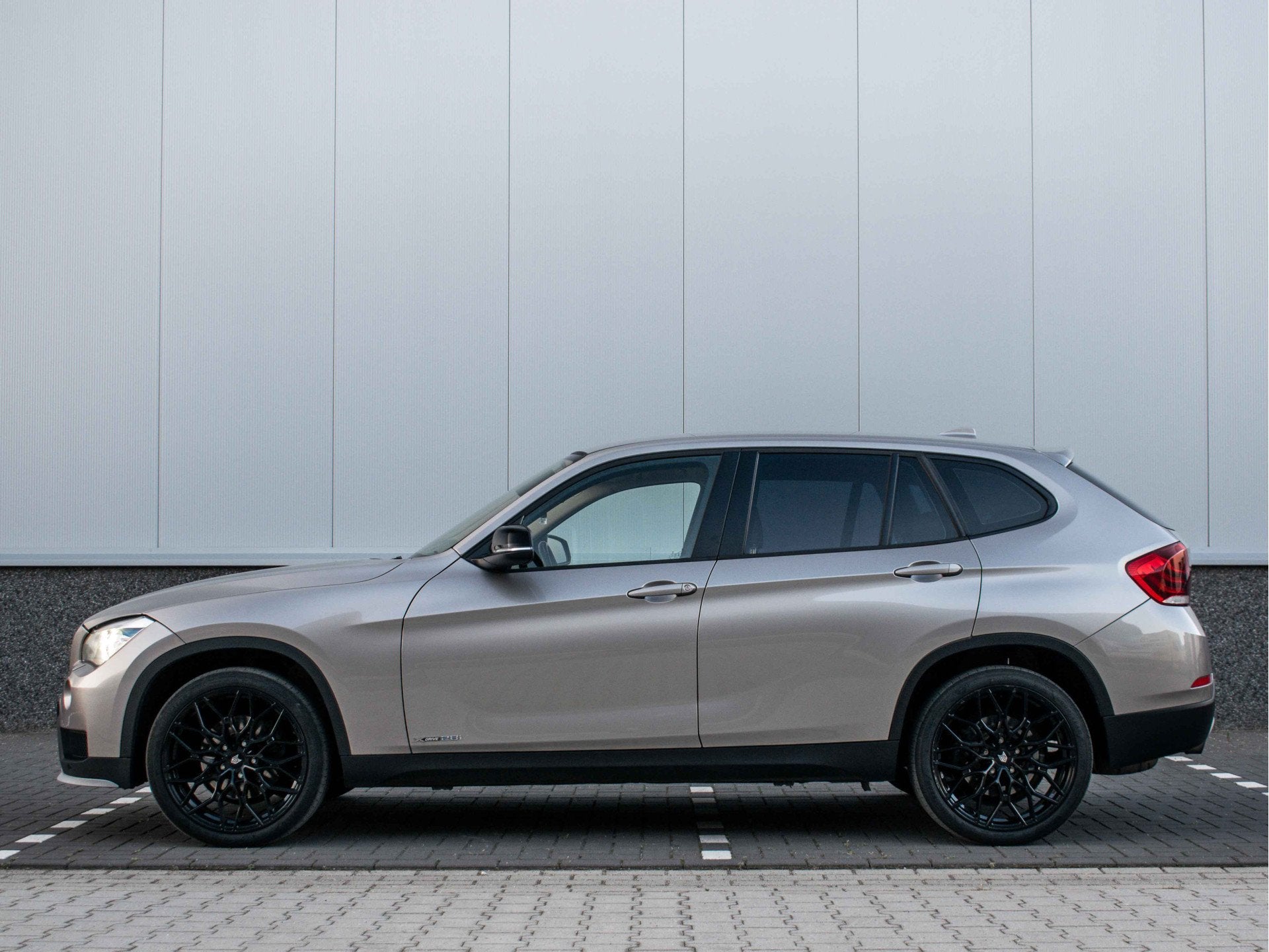 BMW X1 xDrive28i 245pk | Trekhaak 2000kg | Carplay | Leder |, Gebruikt, 4 cilinders, 2000 kg, Bedrijf