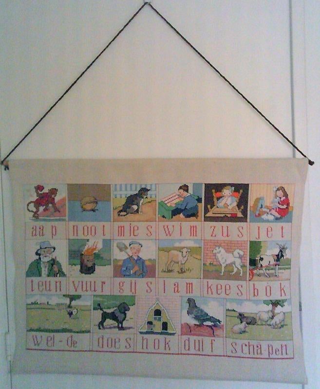 Hand geborduurd schilderij/doek oude leesplank AAP NOOT MIES, Ophalen of Verzenden