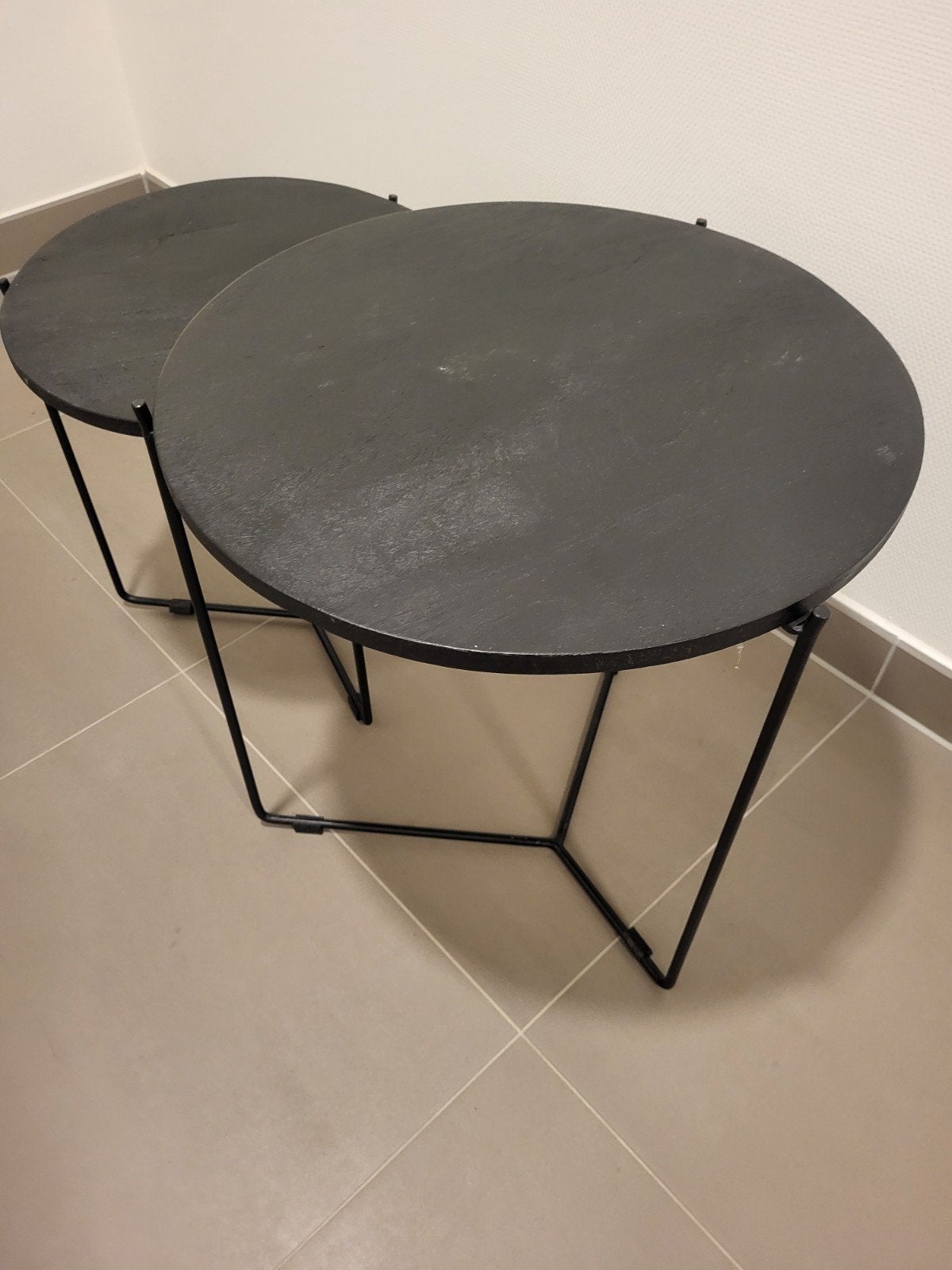 Set van 2 ronde bijzettafels - zwart, Huis en Inrichting, Gebruikt, Metaal of Aluminium, Rond, 55 tot 75 cm