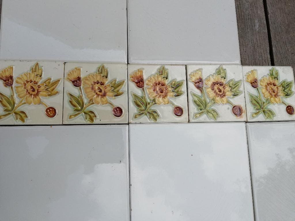 104 art nouveau wandtegels 7,5x7,5cm goudsbloem in relief