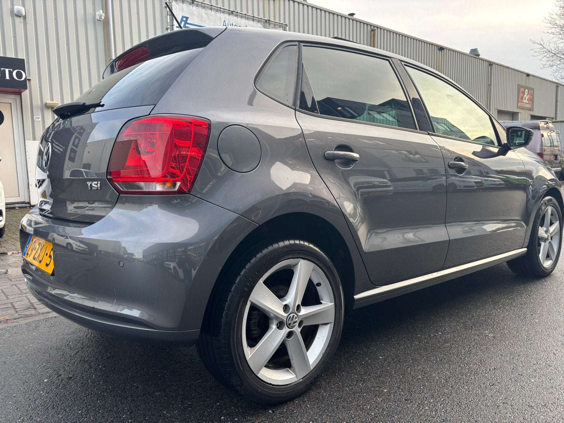 Volkswagen Polo 1.2 TSI Highline / SCHUIF DAK / LEER / STOEL, Auto's, Euro 5, Zwart, 4 cilinders, Met garantie (alle)