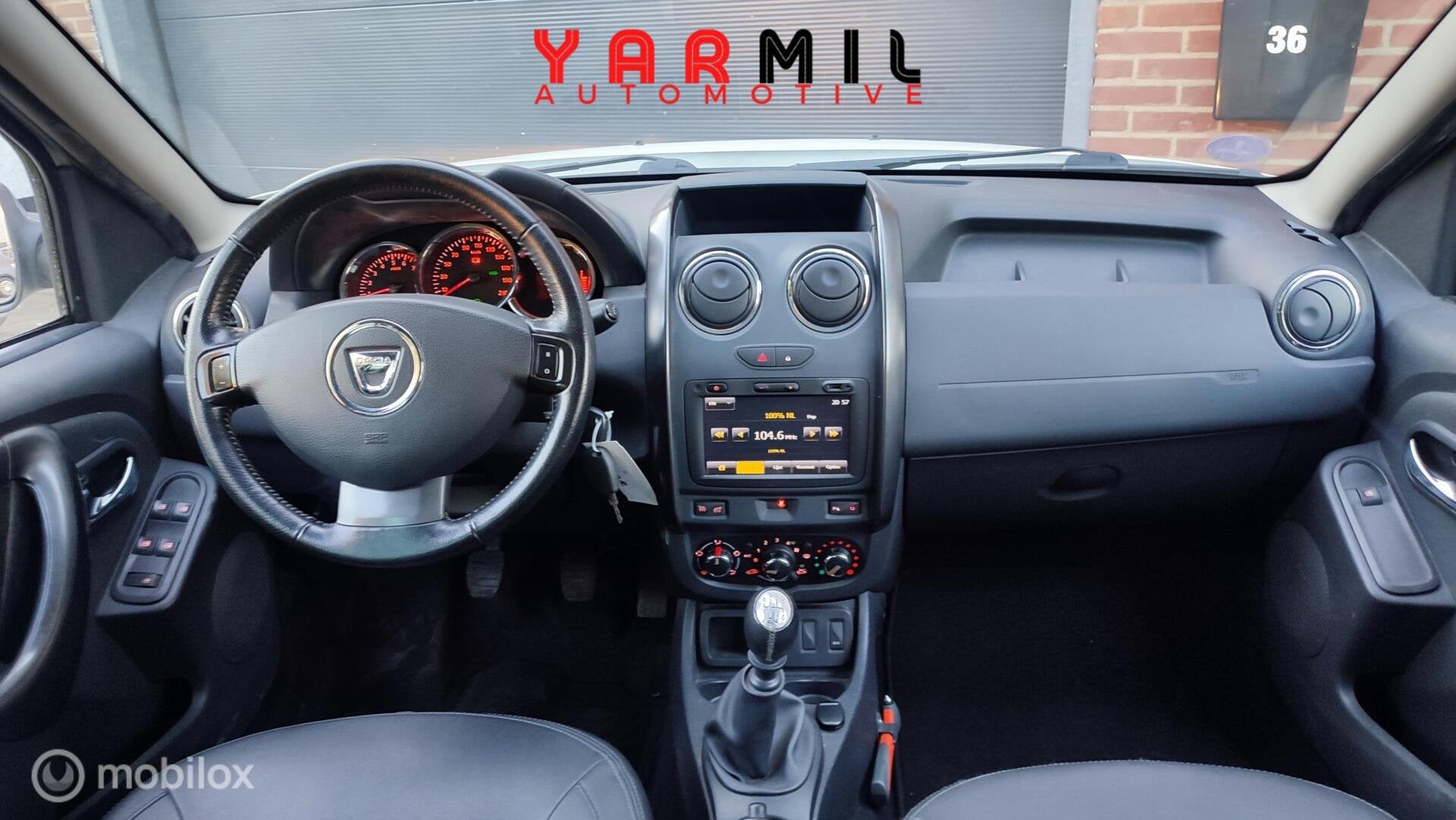 Dacia Duster 1.2 TCe 4x2 Prestige TREKHAAK AIRCO LEDEREN BEK, Auto's, Voorwielaandrijving, Dealer onderhouden, 125 pk, Gebruikt
