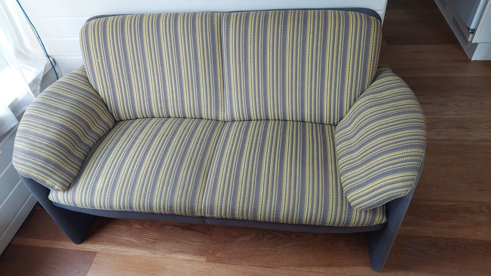 Comfortabele tweezitsbank met gestreepte bekleding, Ophalen, Gebruikt, 150 tot 200 cm, Tweepersoons