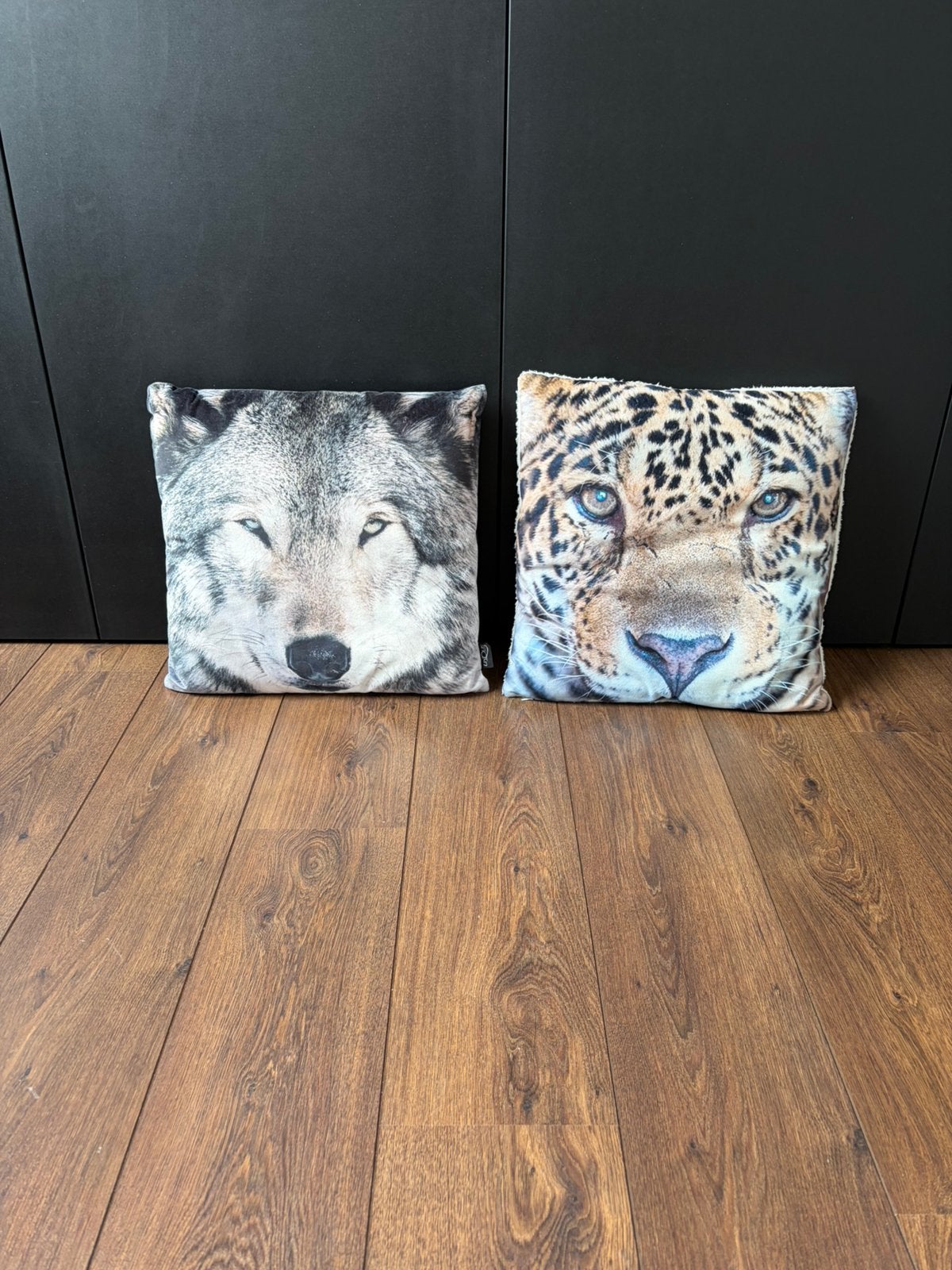 2 Sier kussens dieren ( Wolf en Panter), Ophalen of Verzenden, Gebruikt, Overige kleuren, Vierkant