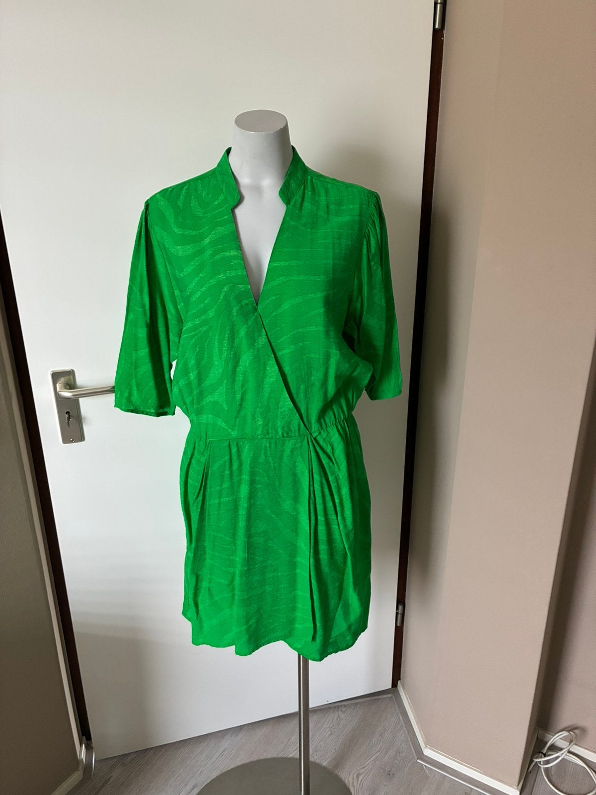 Prachtige groene jurk van Shoeby met mooie halslijn mt L, Maat 38/40 (M), Verzenden, Zo goed als nieuw, Onder de knie