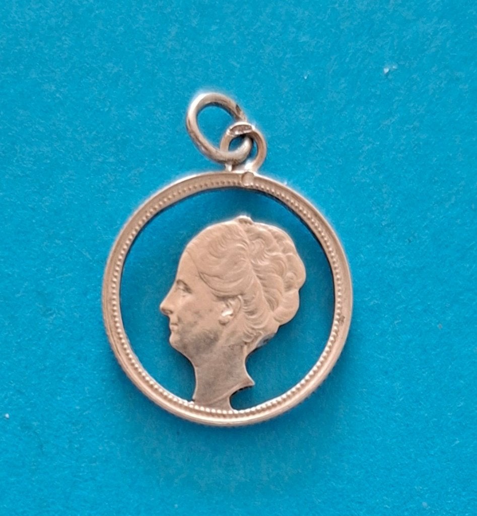 Kettinghanger zilver Wilhelmina kwartje 1941 uitgezaagd, Gebruikt, Overige voorstellingen, Ophalen of Verzenden, Zilver