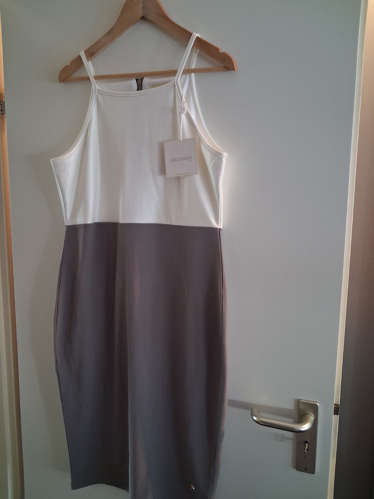 Zomerjurkje, taupe, wit, mt L, nieuw, mouwloos, Maat 38/40 (M), Wit, Nieuw, Ophalen of Verzenden