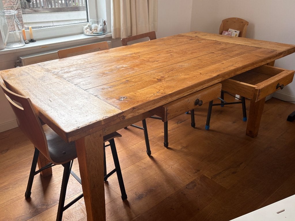 Foto 7 van Robuuste eikenhouten eettafel met lades