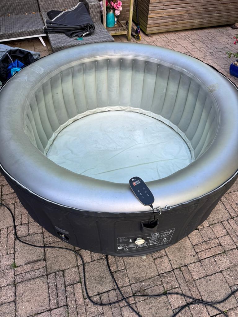 Werkende 4 persoons Mspa Jacuzzi, Ophalen, Gebruikt, Opblaasbaar, Inbouw