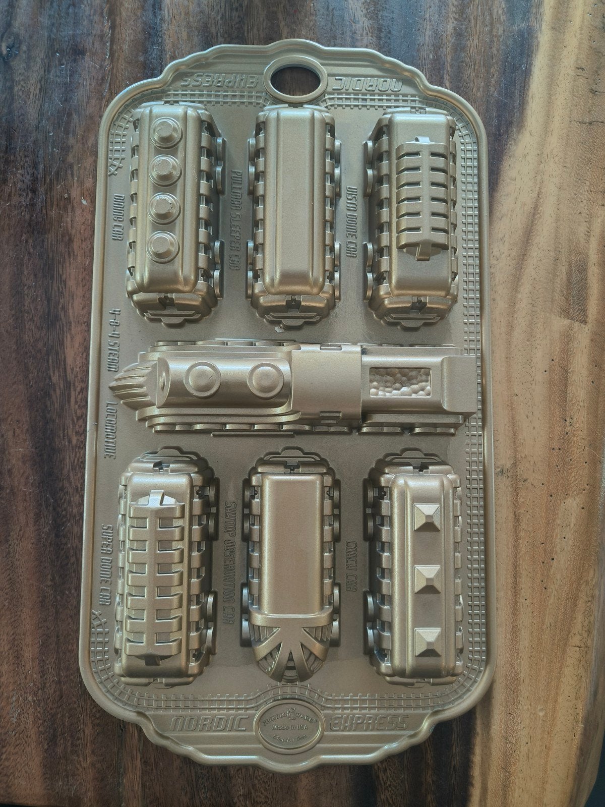 Nordic Ware Trein Bakvorm - Gouden Trein Cakevorm, Overige typen, Goud, Ophalen of Verzenden, Zo goed als nieuw