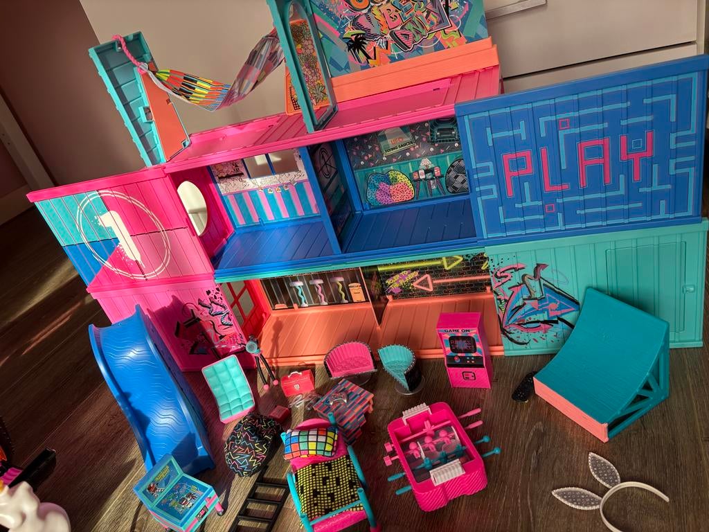 LOL Surprise Clubhuis met accessoires, Kinderen en Baby's, Speelgoed | Poppenhuizen, Ophalen, Zo goed als nieuw, Poppenhuis