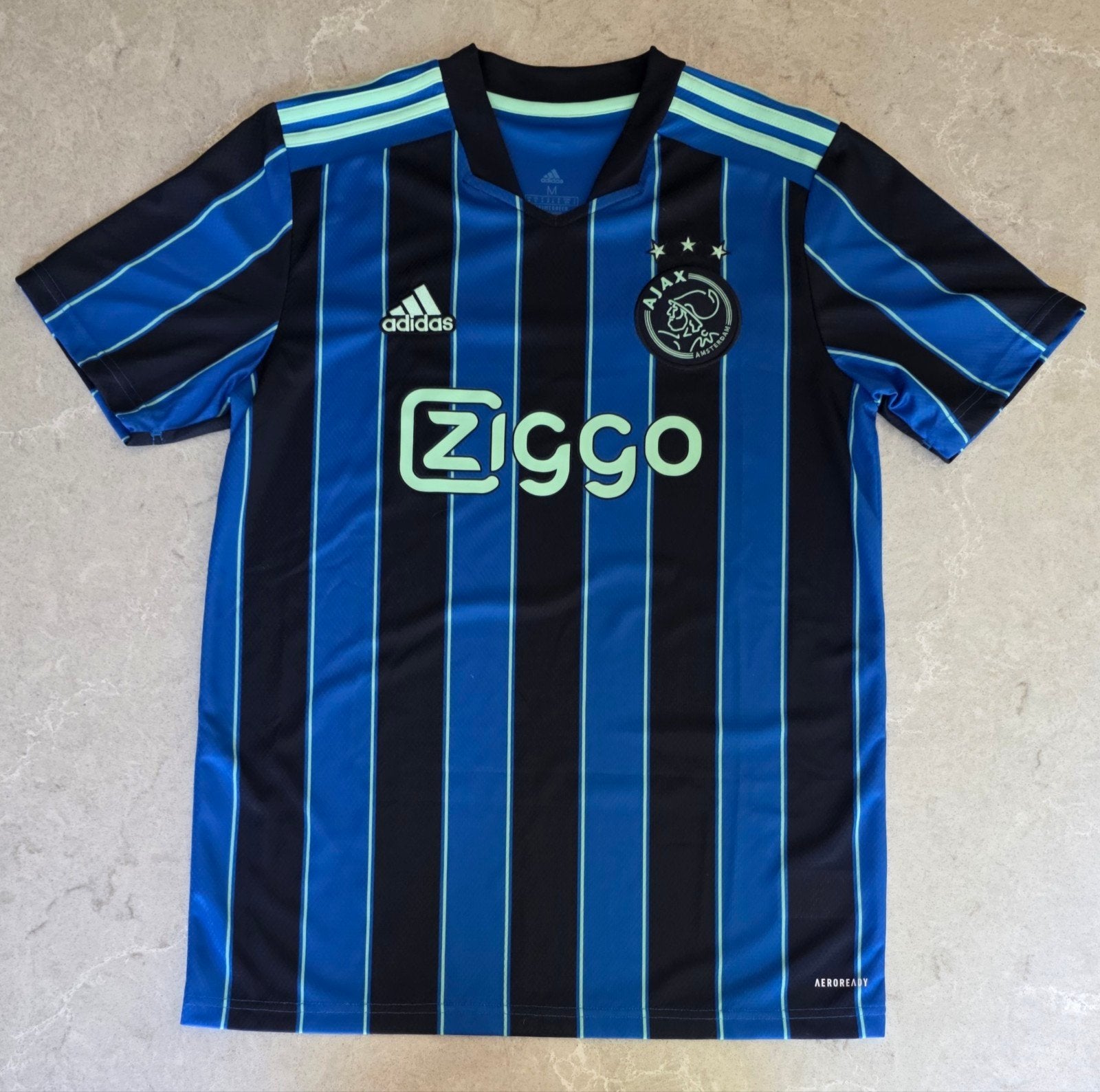 Ajax tenue 21/22 maat M shirt + broekje official, Ophalen of Verzenden