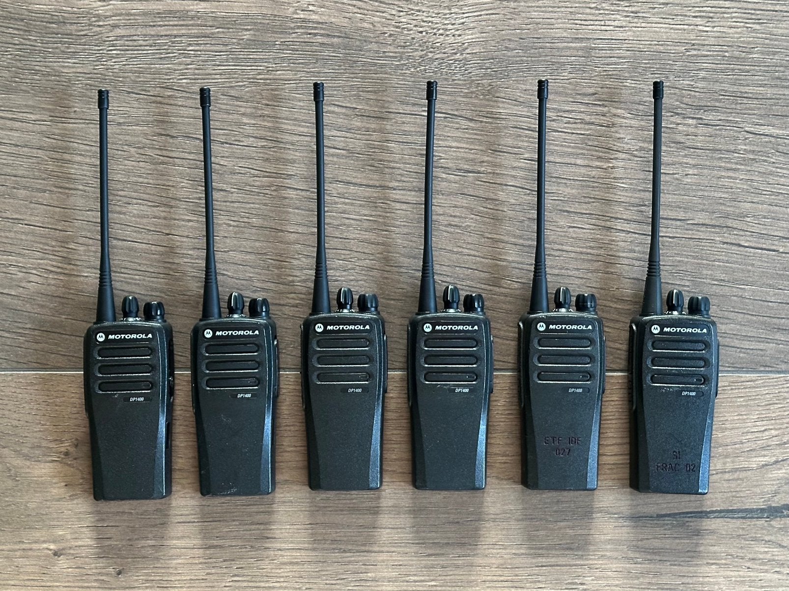 6x Motorola DP1400 (UHF) - complete set met 6-vaks lader, 15 km of meer, Ophalen of Verzenden, Zo goed als nieuw, Portofoon of Walkie-talkie