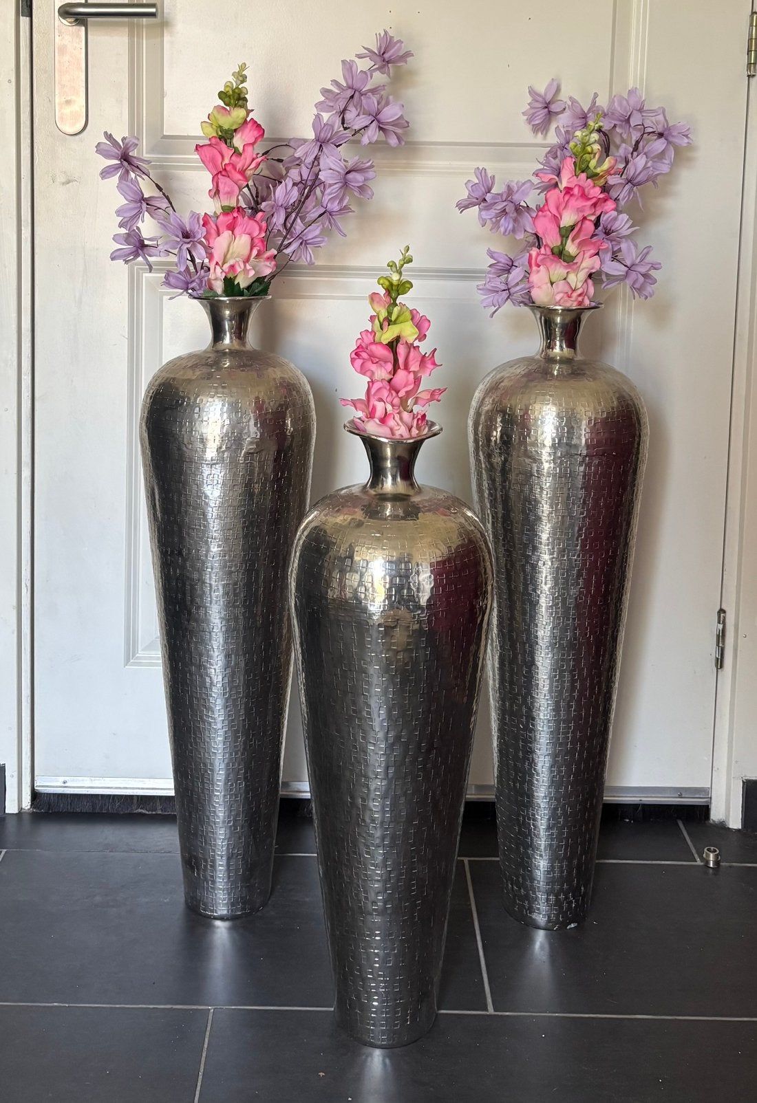 Set van 3 grote metalen zilveren vloervazen, handgehamerd., Ophalen, Zo goed als nieuw, Overige kleuren, Overige materialen