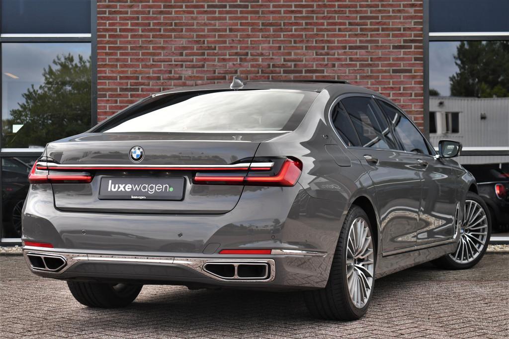 BMW 7 Serie M760Li xDrive 6.6 V12 | Berninagrau | NL-auto |, Auto's, Gebruikt, Bedrijf, Vierwielaandrijving, 6592 cc
