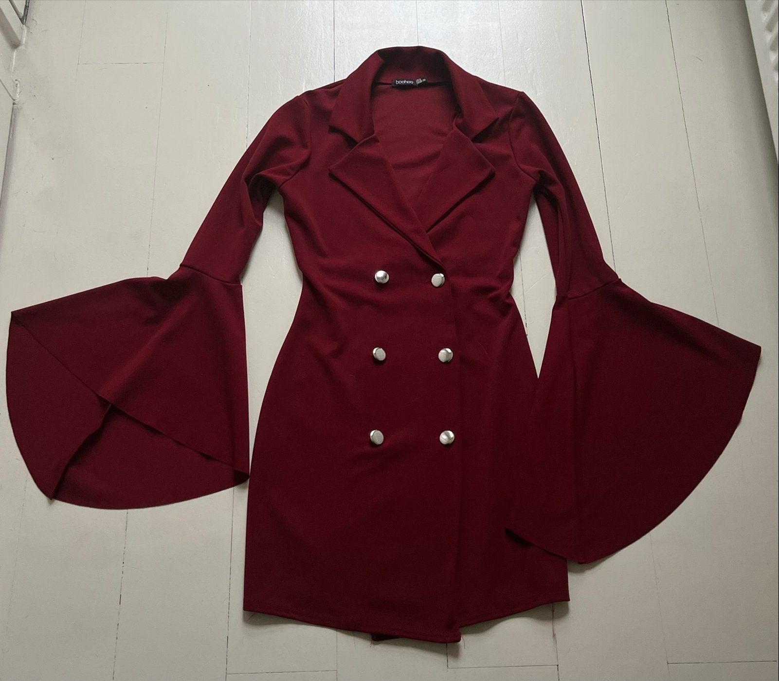 Boohoo bordeauxrode blazerjurk met trompetmouwen, Kleding | Dames, Ophalen of Verzenden, Zo goed als nieuw, Maat 34 (XS) of kleiner