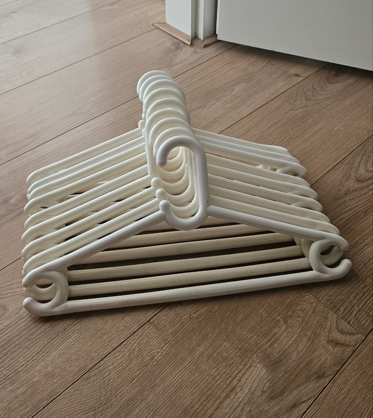 IKEA Hemlis stevige kunststof kledinghangers, Kleding | Dames, Ophalen of Verzenden, Zo goed als nieuw
