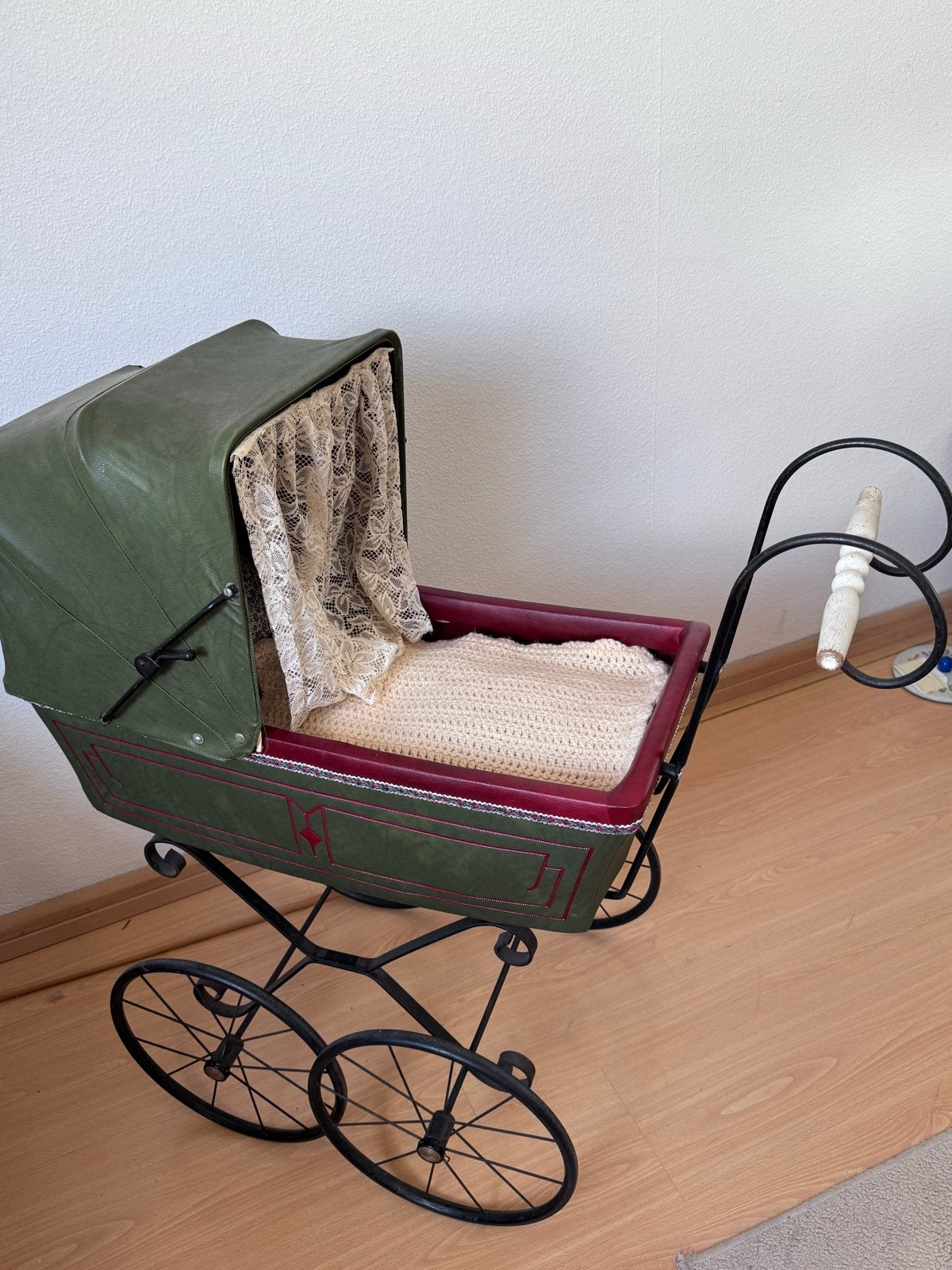 Antieke poppenwagen - Groen met kant, Verzamelen, Poppen, Ophalen of Verzenden, Gebruikt, Accessoires
