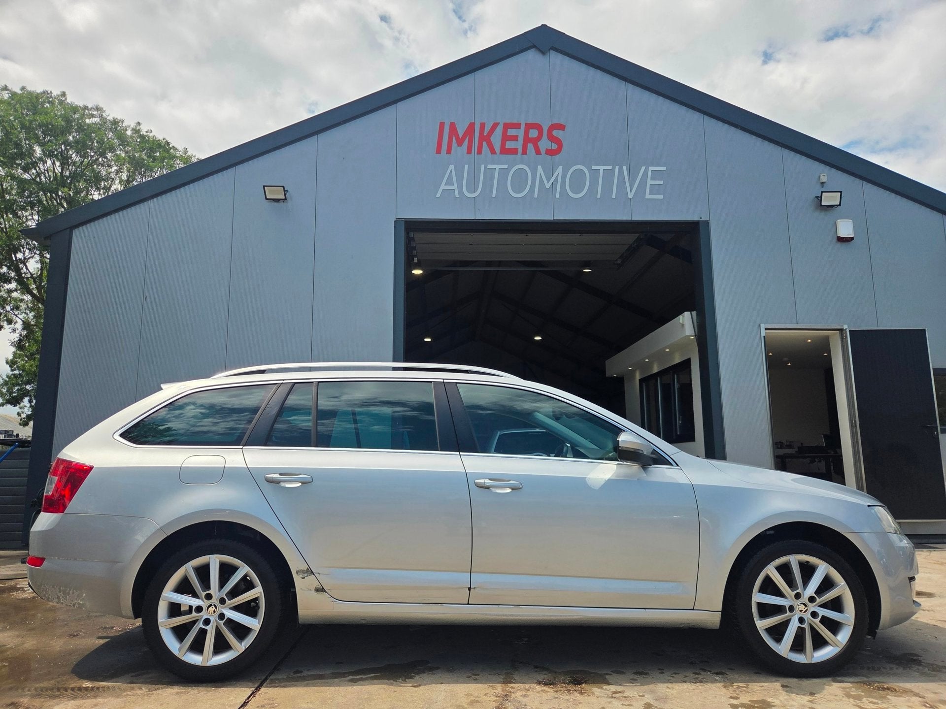 Skoda Octavia Combi 1.6 TDI Greentech Elegance Businessline, Auto's, Skoda, Voorwielaandrijving, Gebruikt, Zwart, 4 cilinders