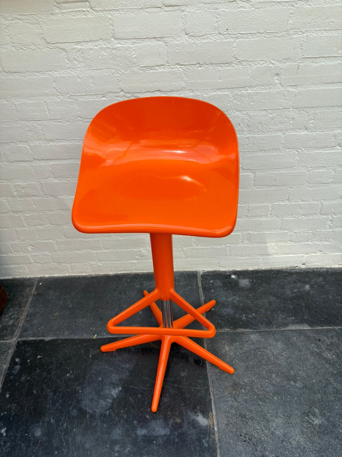4 stijlvolle Kartell Spoon barkrukken (wit/oranje), Huis en Inrichting, Barkrukken, Ophalen, Kunststof, Gebruikt, In hoogte verstelbaar