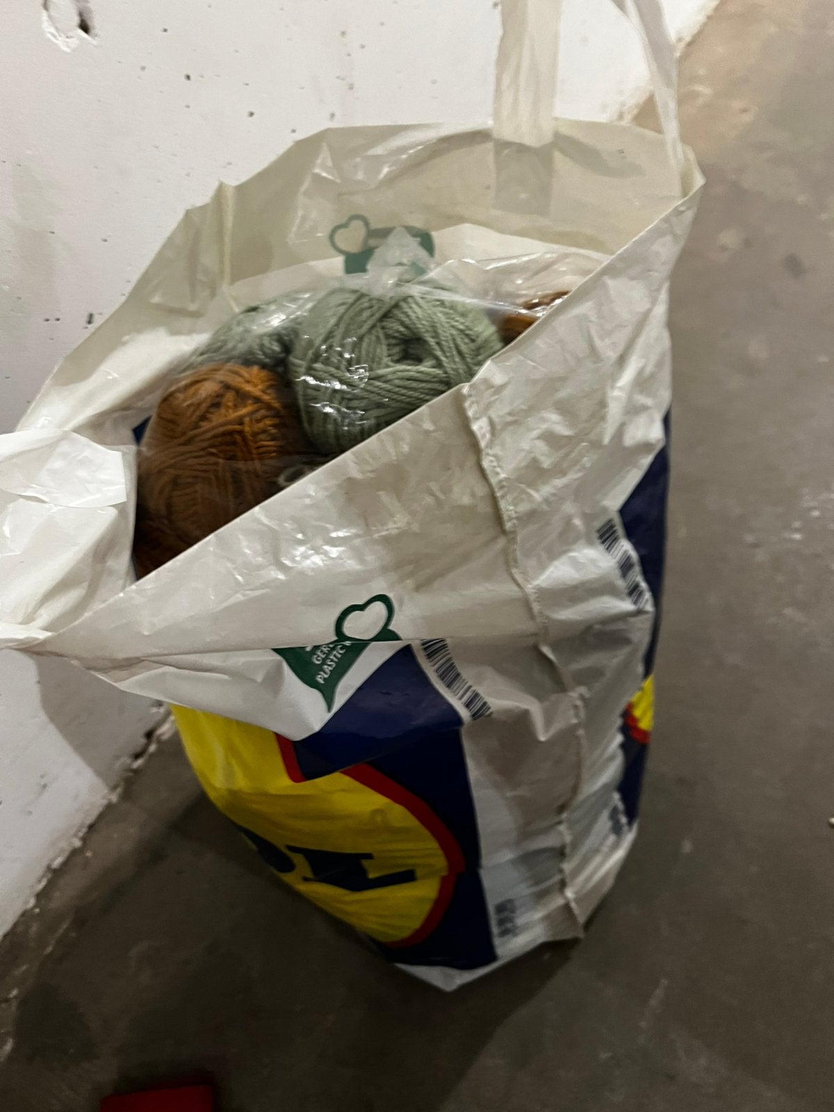 1 zak met bollen wol, Hobby en Vrije tijd, Breien en Haken, Ophalen of Verzenden, Breien of Haken, Wol of Garen