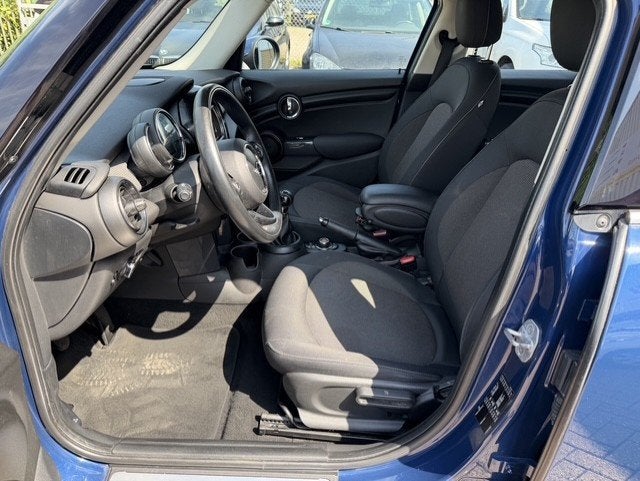 Mini 5-Deurs 1.5 Cooper Business airco APK T/M 13-8-2027, Auto's, Mini, Gebruikt, Navigatiesysteem, Blauw, 49 €/maand