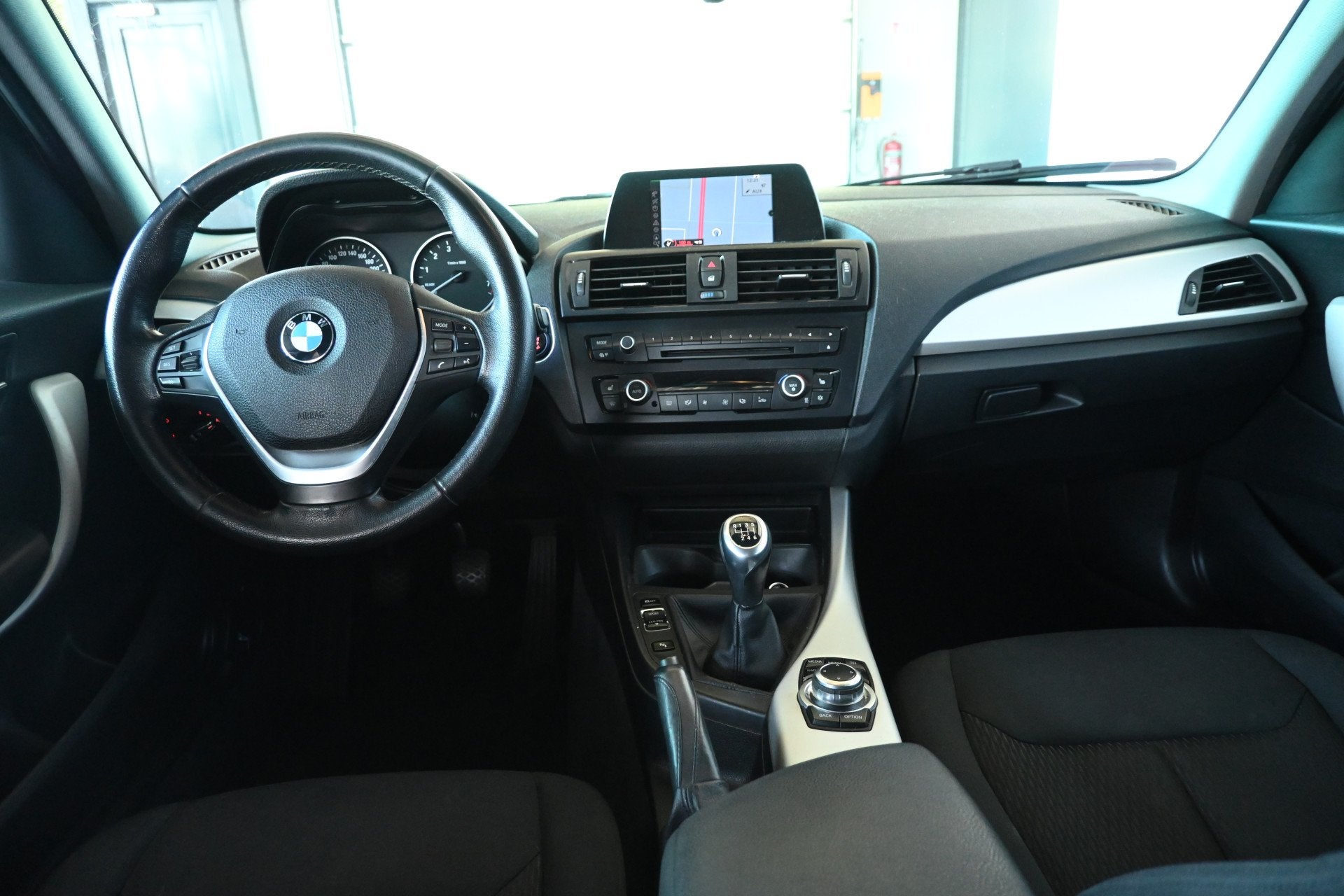 BMW 1-serie 116i Business+ Clima Cruise control Navigatie Xe, Auto's, 1-Serie, Euro 5, Gebruikt, 4 cilinders