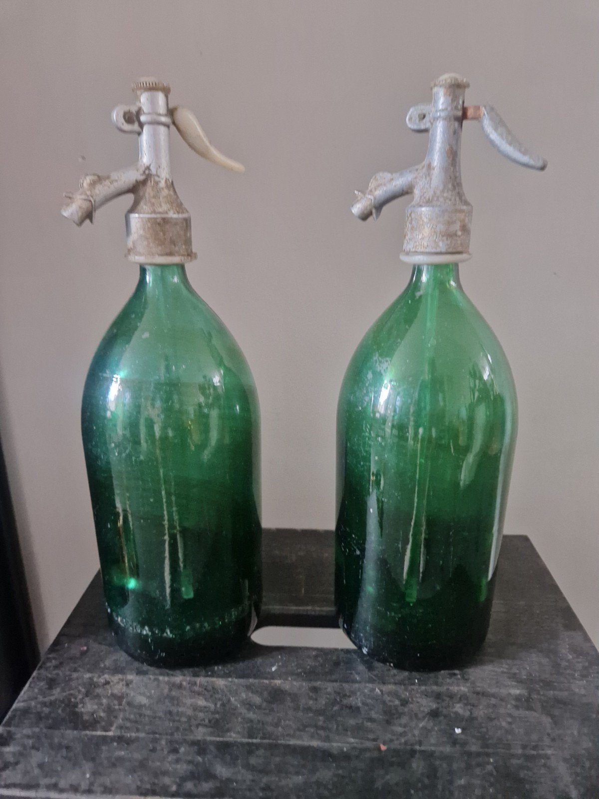 twee spuitflessen groen, Ophalen