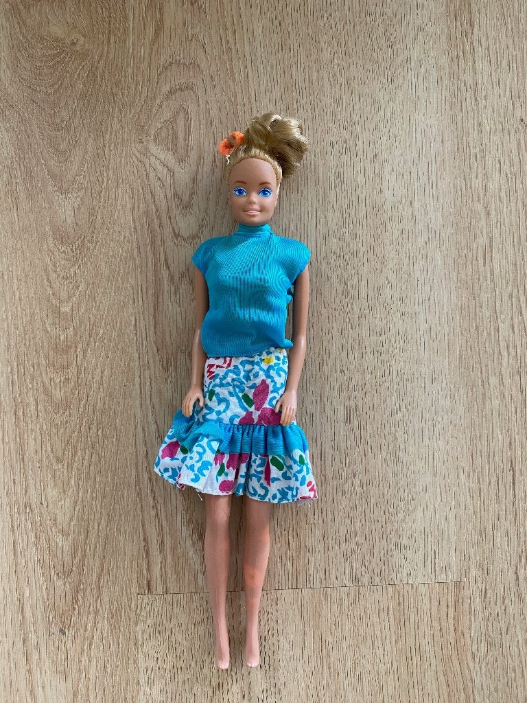 Barbie, blauw shirtje en bloemenrok, jaren 80/90, Ophalen of Verzenden, Gebruikt, Barbie