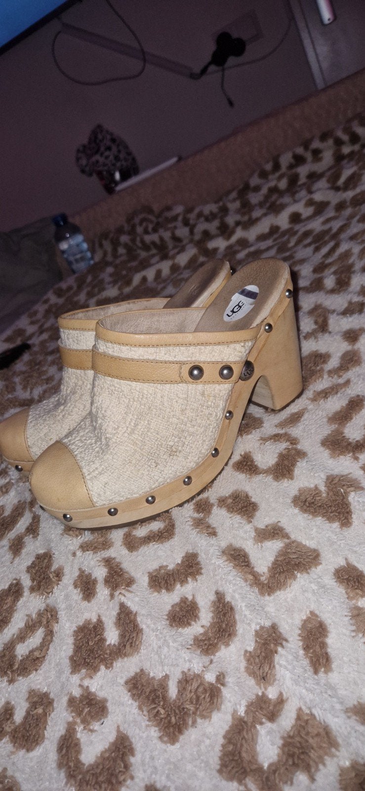 Ugg muiltjes met hak - Zo goed als nieuw maat 39, Beige, Zo goed als nieuw, Ugg, Sandalen of Muiltjes