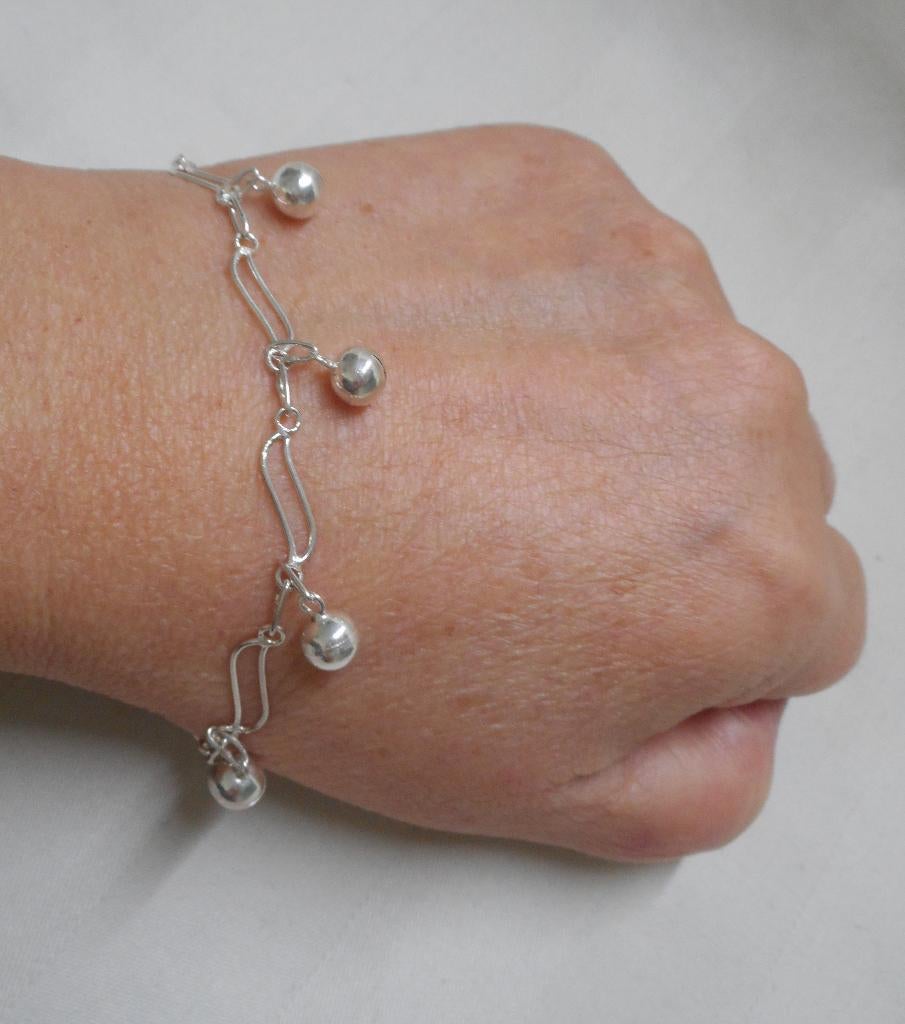 Zilveren armbandje met bedel belletjes nr.152, Verzenden, Zo goed als nieuw, Met bedels of kralen, Zilver