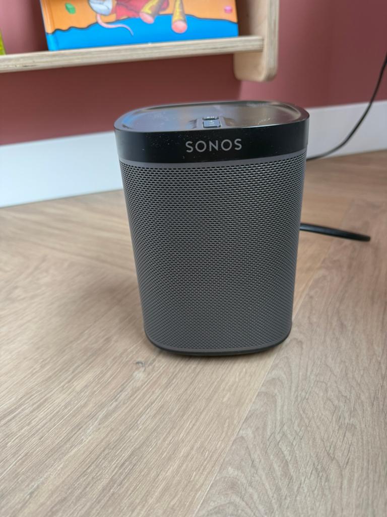 Sonos Play:1 (2 stuks) met Flexson Muurbeugels Zwart, Ophalen of Verzenden, Zo goed als nieuw, Front, Rear of Stereo speakers