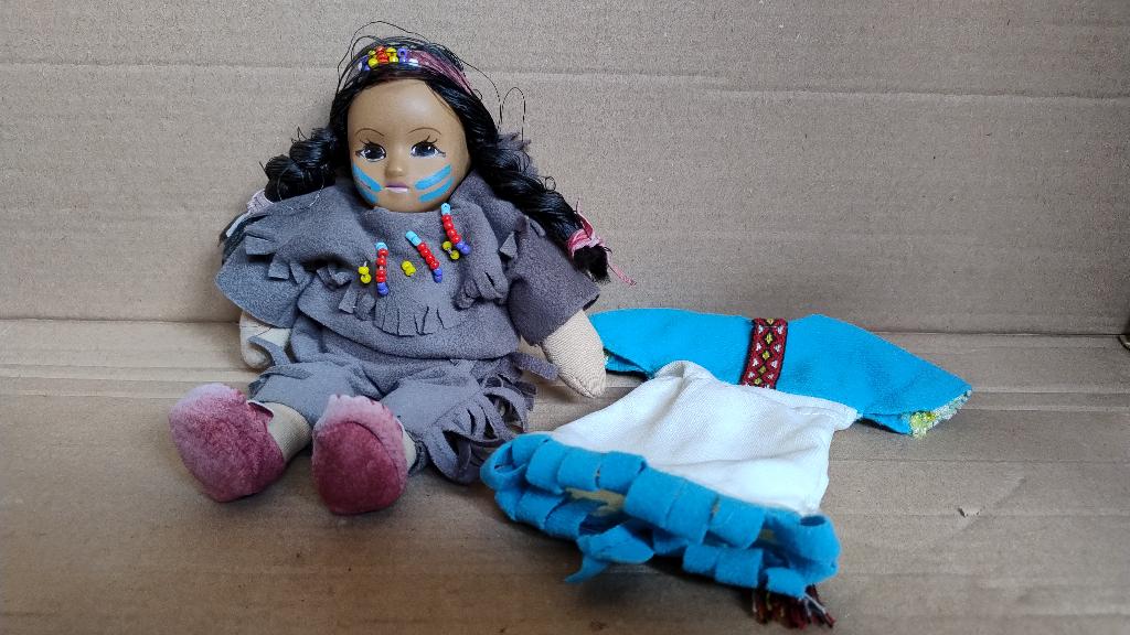 Vintage indiaan meisjespop 19 cm + 2 jurkjes jaren '70, Ophalen of Verzenden, Gebruikt, Pop